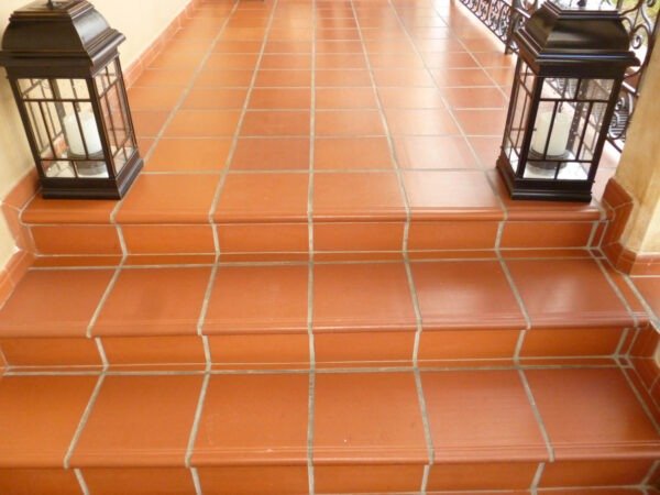 Escalera de Nariz de 25 x 25 cm - CasaNova