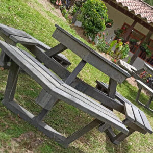 Mesa Hexagonal de Madera Plástica - CasaNova